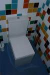 Kleurrijk toilet  met 10 x 10 wandtegels in diversen kleuren